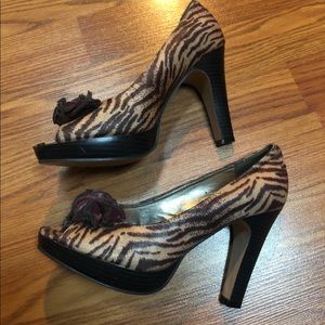 🤎SOLD🤎MADDEN GIRL Brown/Beige & Red Flower Heels S7.5